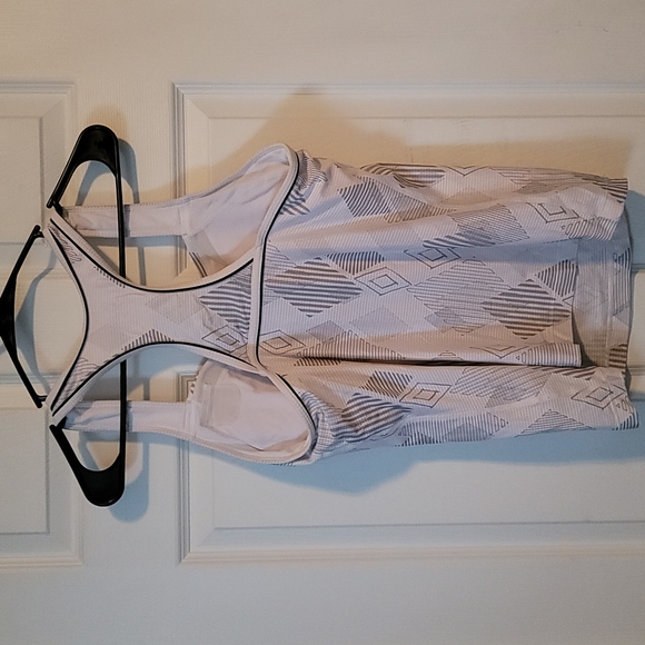 Nike Large dri-fit workout tank with built in sports bra - Picture 4 of 7